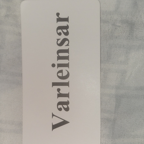 Black and white plaid skirt. (L) - Picture 7 of 10